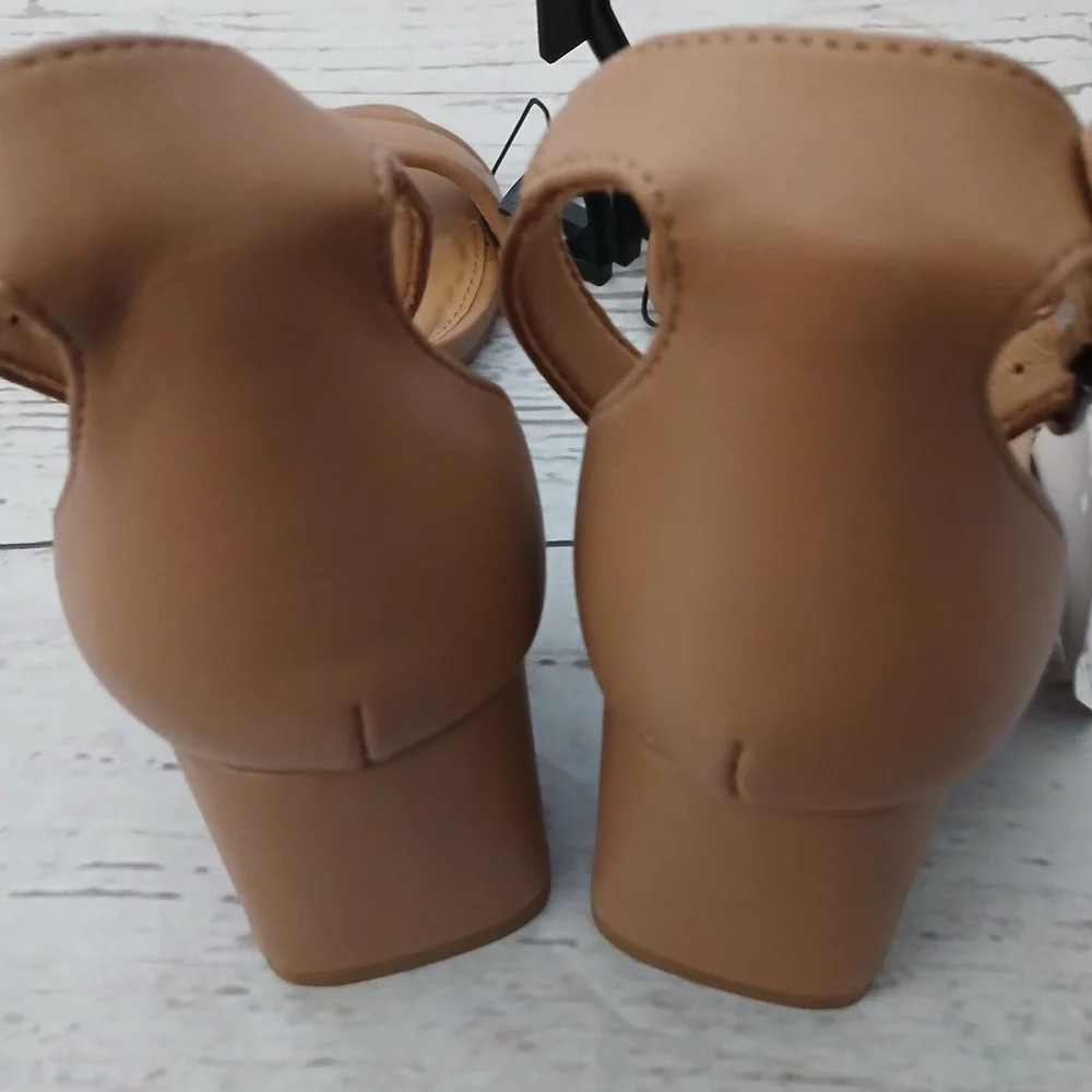 Time and Tru women's vinyl puffy block heel sandals tan size 11